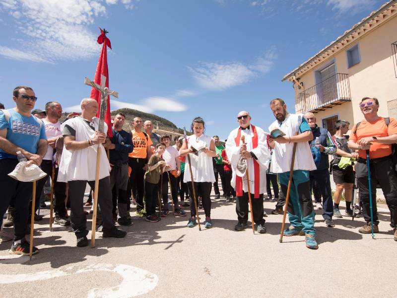 Els Catinencs creuen per Ares per a demanar aigua, salut i pau