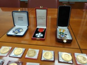 La Generalitat subasta monedas de oro e insignias históricas