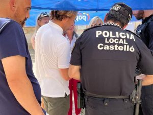 La carpa del PP otra vez desalojada por 2 agentes de la Policía Local de Castellón