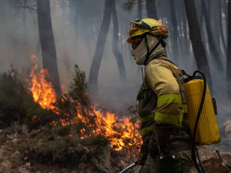 Incendio forestal en Riba-roja de Túria que obliga a desalojar la urbanización Masía de Traver