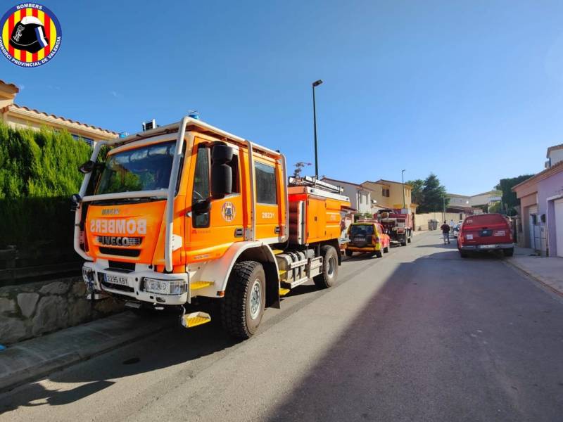 Efectivos de bomberos dan por controlado el incendio forestal declarado en Riba-roja de Túria