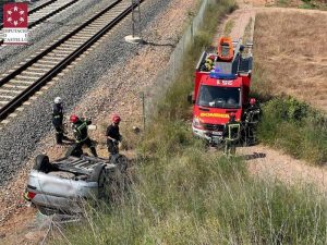 Cae con el coche desde un puente a las vías del tren en Nules