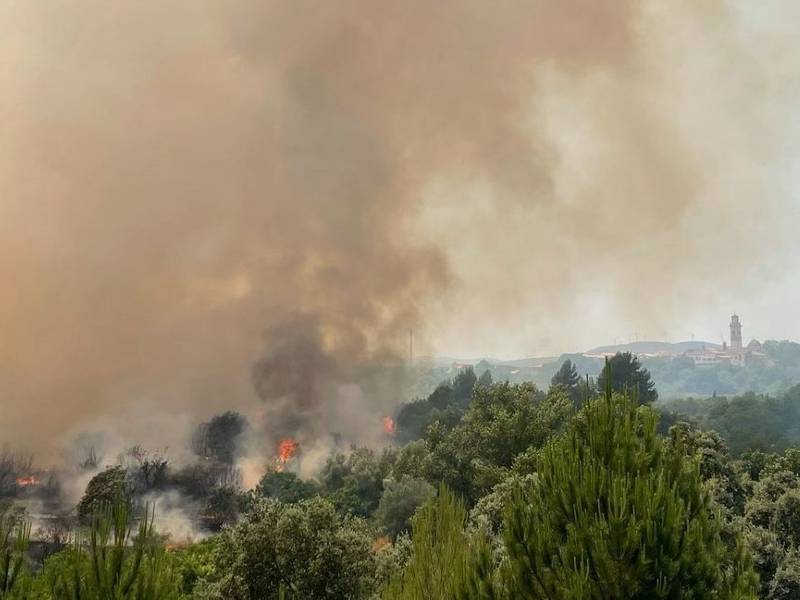 Detectados 6 focos junto a las vías del tren en el incendio de Caudiel-Castellón