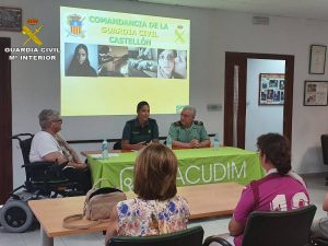 La Guardia Civil de Castellón y ACUDIM abordan la violencia de género para discapacitados en Vila-real