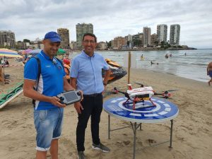 Un dron con 2 flotadores salvavidas vigila la costa de Oropesa del Mar