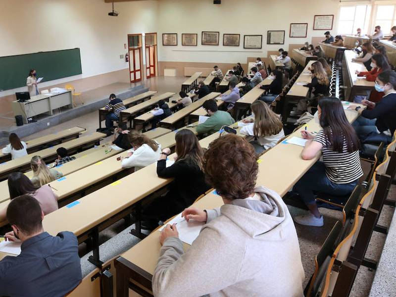 El Consell concede becas de exención de tasas universitarias a 3.600 estudiantes en la Comunitat Valenciana