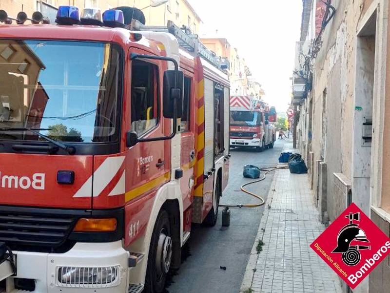 Incendio de 2 viviendas con la luz puenteada para cultivar marihuana en Petrer (Alicante)