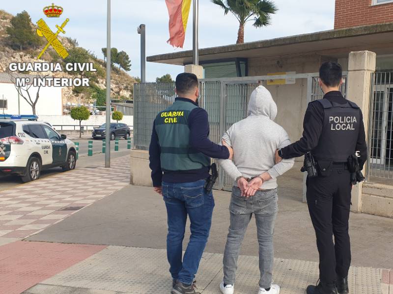 Detenidos los autores de robos en viviendas y naves de Castelló, Manuel, Senyera y Pobla Llarga