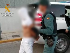 Detenido en Almoradí (Alicante) por golpear a un guardia civil con una vara en la cabeza