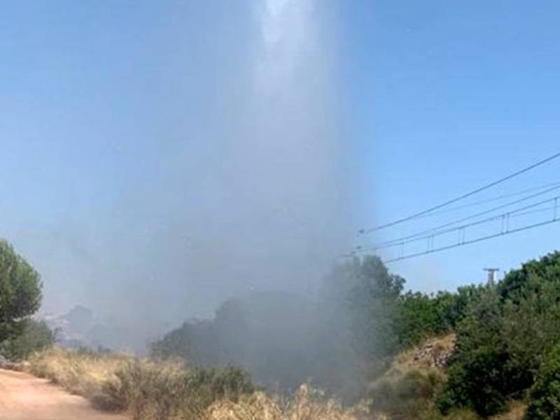 Incendio forestal en Alicante que obliga a cortar circulación de trenes y desocupar dos chalets