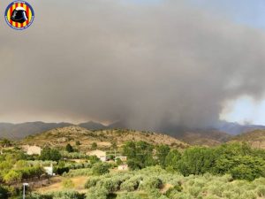 El incendio de Calles-Valencia en gravedad potencial 2 y situación 2 obliga a desalojar la pedanía de Alcotas