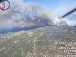 «Desbordado» el incendio de Venta del Moro en Valencia, el humo llega a «Les Illes Columbretes»