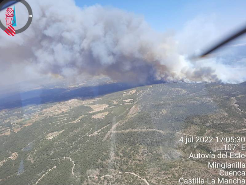 «Desbordado» el incendio de Venta del Moro en Valencia, el humo llega a «Les Illes Columbretes»