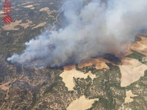 Tras un nuevo conato se da por estabilizado el incendio de la Venta del Moro-Valencia