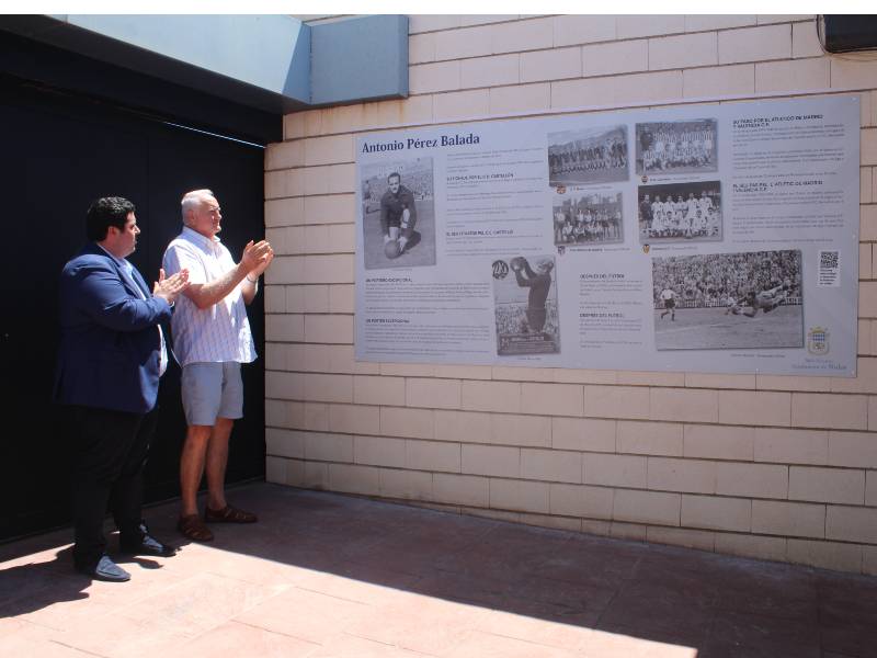 Placa conmemorativa para Antonio Pérez Balada en el campo de fútbol que lleva su nombre en Nules-Castellón