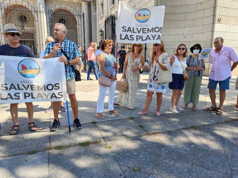 Plataformas de Oropesa del Mar (Castellón) se manifiestan ante el Ministerio de Transición Ecológica en defensa del litoral