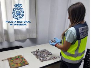 Detenidos en Alicante con 126 bellotas de hachís ocultas en su vehículo