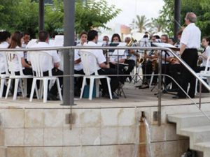 Los Templets del Grau y del parque Ribalta con la música de banda