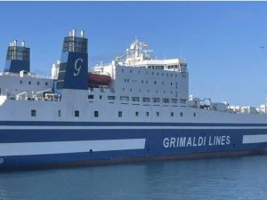 Controlado el incendio de un barco en el puerto de Valencia