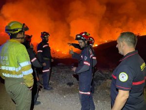 Martí destaca la labor de los medios de extinción y confía en estabilizar el incendio de Les Useres esta tarde