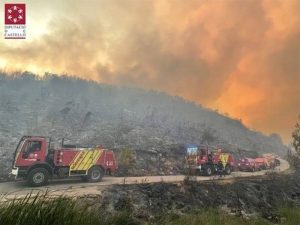 Autoridades instan a evacuar Bejís ante el avance del incendio