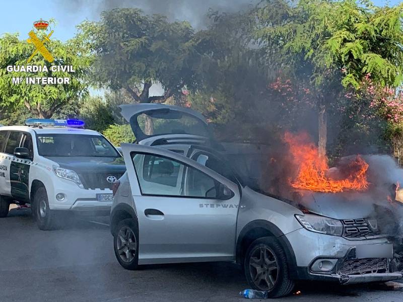 Un vehículo se incendia en Burriana tras chocar con otro