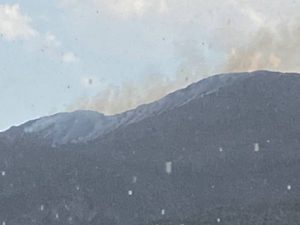 Granizo y lluvia obligan la retirada de los medios aéreos del incendio de la Vall d’Ebo