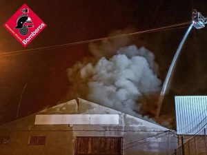 Incendio en nave industrial de Aspe (Alicante) con resultado de siniestro total