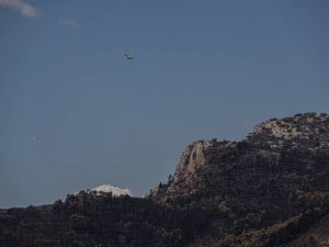 Alrededor de 200 personas recogen este domingo la basura que afloró tras el incendio de Bejís