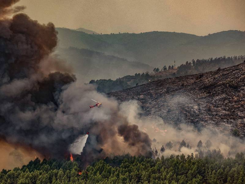 17 medios siguen trabajando en el incendio de Bejís y 10 en el de Vall d’Ebo