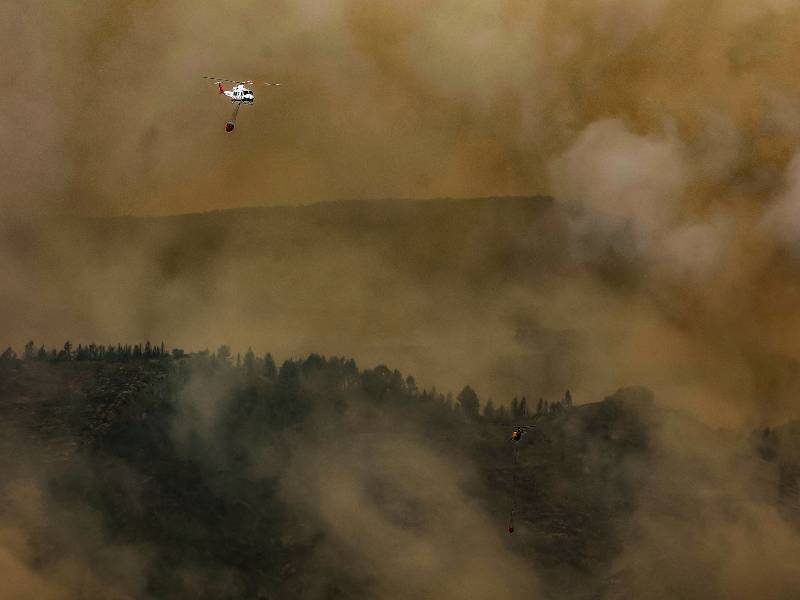 30 medios aéreos y 400 efectivos combaten el incendio de Bejís que avanza «Imparable» hacia Serra Calderona y Serra d’Espadà