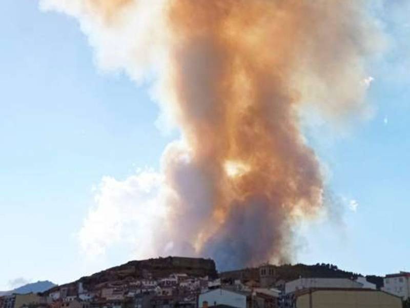 Incendio en Bejís obliga a evacuar a 60 personas de las aldeas cercanas y del Cámping Los Cloticos