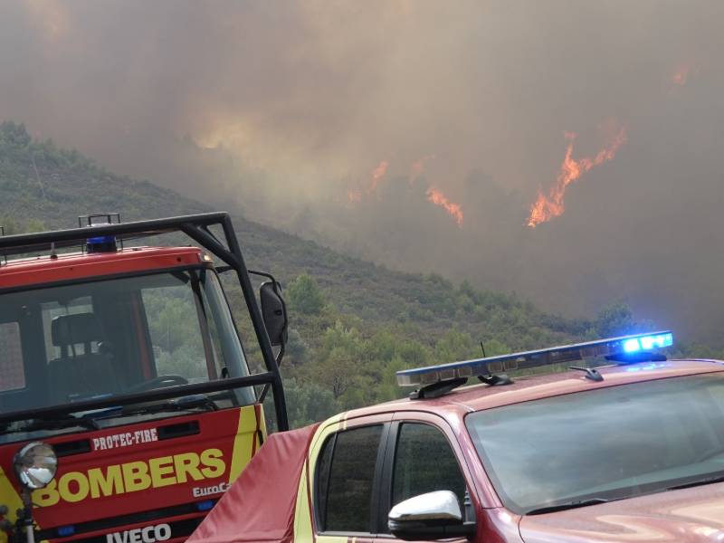 Siguen las Intensas labores de extinción en el incendio entre Les Useres y Costur