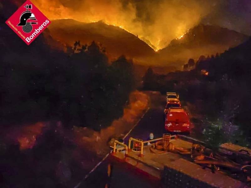 Casi un centenar de desalojos nocturnos en el incendio de Vall D’Ebo