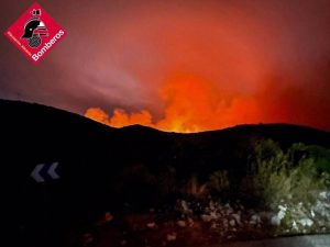 Cortada la CV-712 por la cercanía de las llamas del incendio de la Vall d’Ebo