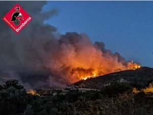 Evacuan Benimassot ante el avance de las llamas del incendio de la Vall d’Ebo