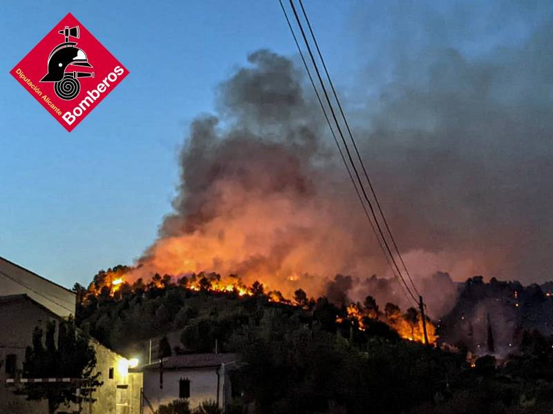 El incendio de La Vall d’Ebo activo en todos los frentes y avanza más lento por la humedad