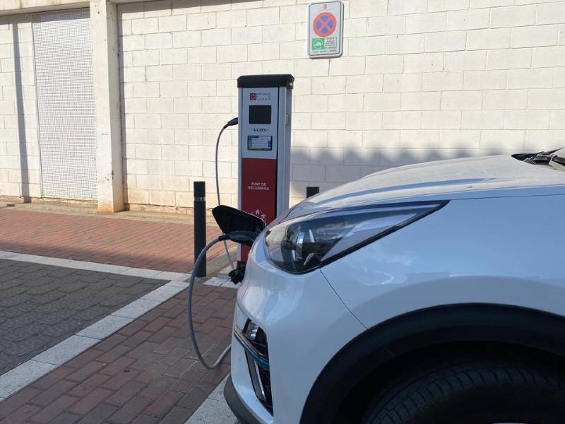 Xilxes pone en marcha su primer punto de recarga de automóviles eléctricos