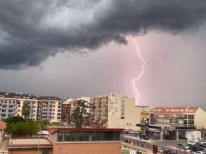 Calor y tormentas con precipitaciones localmente fuertes y granizo en el interior de Castellón