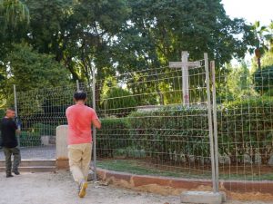 Inicio de las obras de retirada de la cruz del Ribalta en Castellón