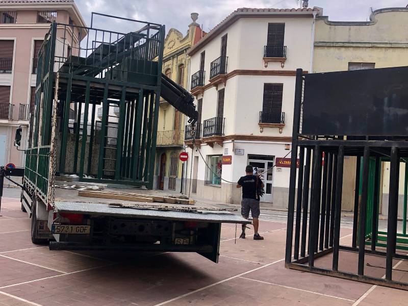 Montaje de ‘cadafals’ para las Fiestas del Roser 2022 en Almassora