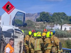 Rescatado un conductor atrapado al volcar su camión en Gata de Gorgos (Alicante)