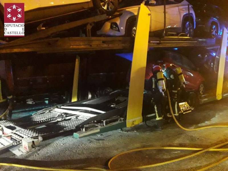 Se incendia un camión de transporte de vehículos en Torreblanca