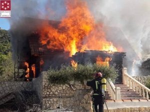 Incendio en una vivienda de madera de Xert-Castellón