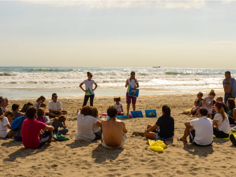 Jornada de voluntariado en la playa del Serradal por el Día Marítimo Mundial