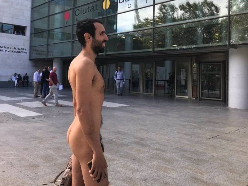 Se presenta desnudo a la Ciudad de la Justicia para entrar a su juicio por pasear sin ropa