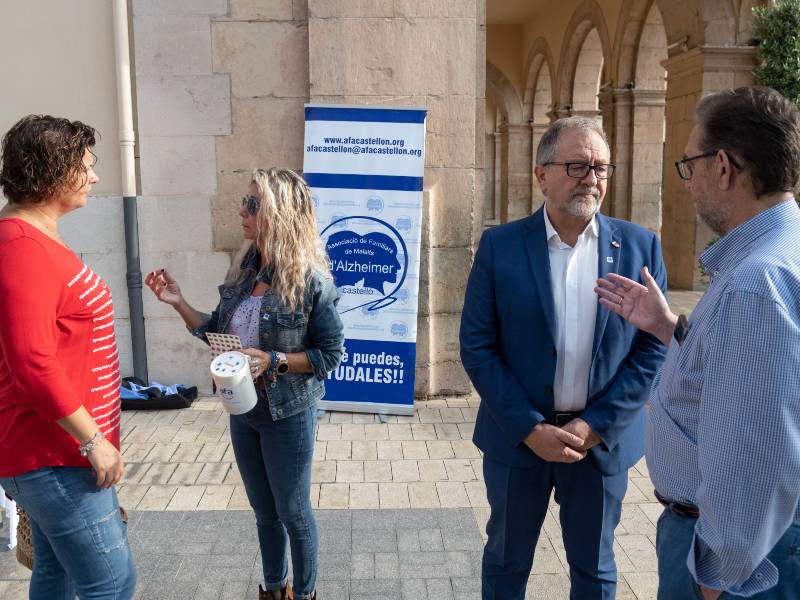 Martí y Puerta visitan la mesa informativa de AFA Castelló con ocasión del Día Mundial del Alzheimer