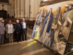 La colocación de los dos últimos cuadros de Traver Calzada completa el retablo de Santa María