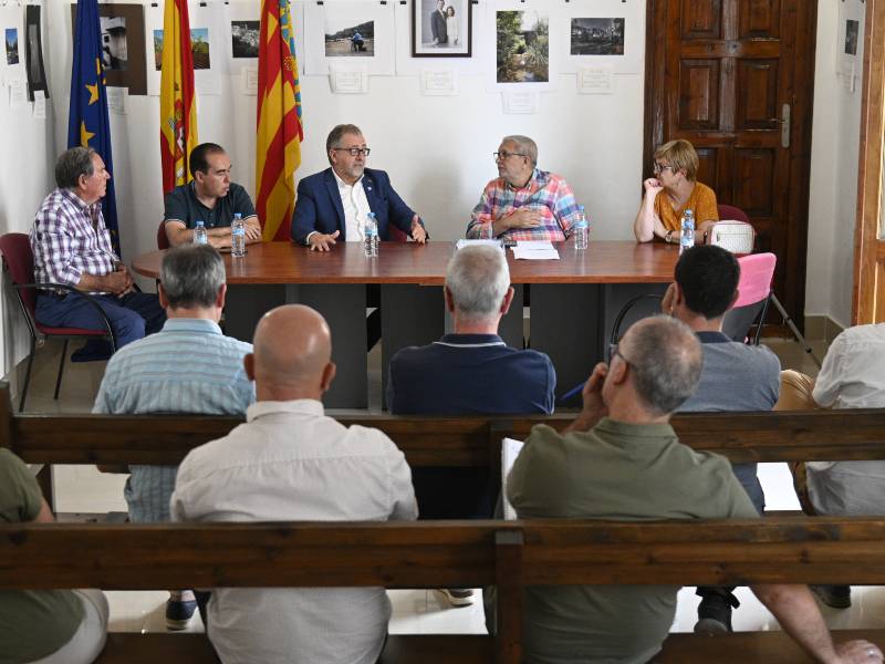 Martí se reúne con los alcaldes de los pueblos afectados por el incendio de Bejís