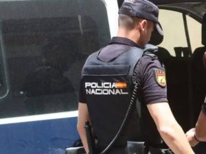 Detenido al robar en una gestoría de Elche trepando por una tubería